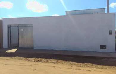 Imagem: A casa possui 2 Dormitórios, 2 Banheiros, 2 Vagas na garagem