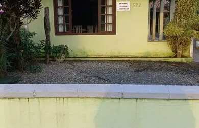 Imagem: A casa possui 3 Dormitórios, Acomodam 12 pessoas, 5 Vagas na