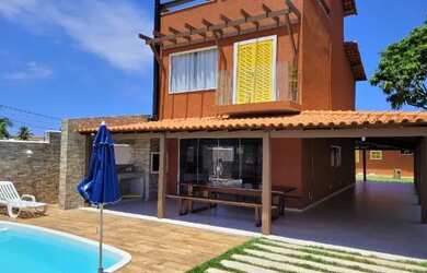 Imagem: A casa possui 4 Dormitórios, Acomodam 13 pessoas, 4 Vagas na