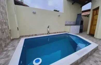 Imagem: A casa possui 3 Dormitórios, 2 Banheiros, 2 Vagas na garagem