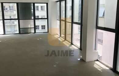 Imagem: O depósito possui 2 Vagas na garagem, 42m² de Área e está