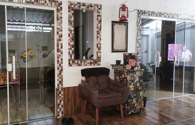 Imagem: A casa possui 2 Dormitórios, 2 Banheiros, 1 Vaga na garagem