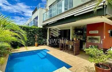 Imagem: A casa possui 4 Dormitórios, 5 Banheiros, 2 Vagas na garagem