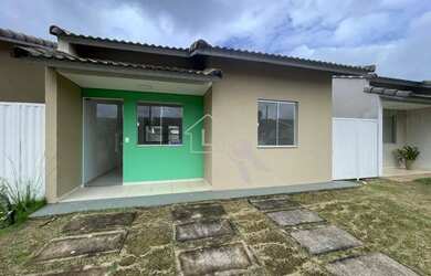 Imagem: A casa em condomínio possui 3 Dormitórios, 1 Banheiro, 2 Vagas