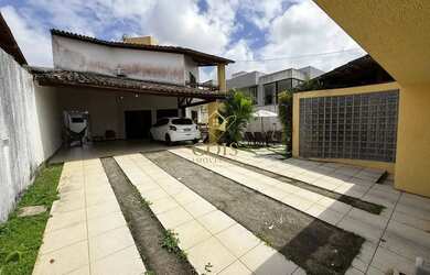 Imagem: A casa possui 4 Dormitórios, 2 Banheiros, 4 Vagas na garagem