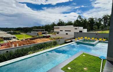 Imagem: A casa em condomínio possui 4 Dormitórios, 5 Banheiros, 5