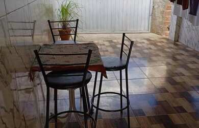 Imagem: A casa possui 2 Dormitórios, 1 Banheiro, 2 Vagas na garagem