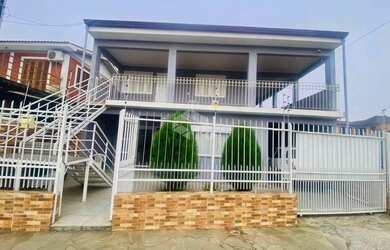 Imagem: A casa possui 5 Dormitórios, 3 Banheiros, 3 Vagas na garagem