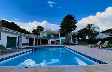 Imagem: A casa em condomínio possui 5 Dormitórios, 5 Banheiros, 5