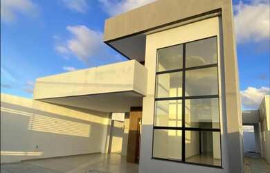 Imagem: A casa possui 3 Dormitórios, 3 Banheiros, 4 Vagas na garagem