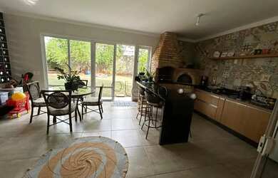 Imagem: A casa em condomínio possui 4 Dormitórios, 5 Banheiros, 4