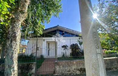 Imagem: A casa possui 5 Dormitórios, 3 Banheiros, 1 Vaga na garagem