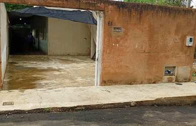 Imagem: A casa possui 3 Dormitórios, 1 Banheiro, 5 Vagas na garagem