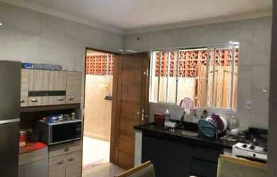 Imagem: A casa possui 2 Dormitórios, 1 Banheiro, 2 Vagas na garagem