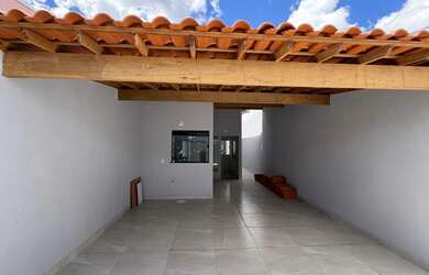 Imagem: A casa possui 2 Dormitórios, 1 Banheiro, 2 Vagas na garagem