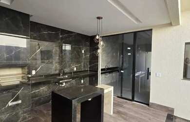 Imagem: A casa possui 3 Dormitórios, 2 Banheiros, 2 Vagas na garagem