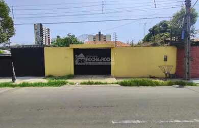 Imagem: A casa possui 3 Dormitórios, 1 Banheiro, 2 Vagas na garagem