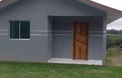 Imagem: A casa possui 2 Dormitórios, 1 Banheiro, 4 Vagas na garagem