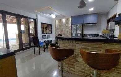 Imagem: A casa possui 5 Dormitórios, 3 Banheiros, 2 Vagas na garagem