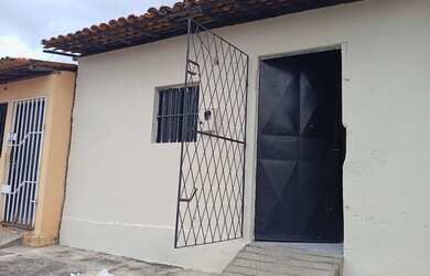 Imagem: A casa possui 3 Dormitórios, 1 Banheiro e está localizado