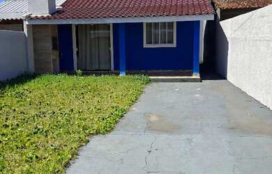 Imagem: A casa possui 2 Dormitórios, Acomodam 6 pessoas, 2 Vagas na