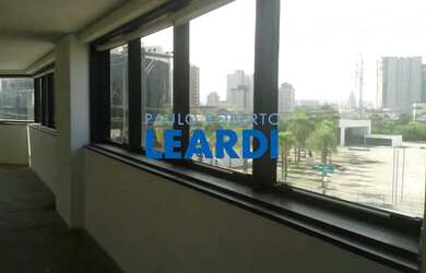 Imagem: O depósito possui 2 Vagas na garagem e 112m² de Área e está