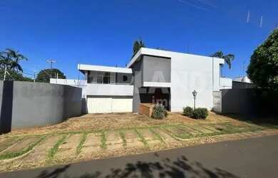 Imagem: A casa possui 4 Dormitórios, 4 Banheiros, 2 Vagas na garagem
