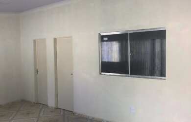 Imagem: A casa possui 1 Dormitório, 1 Banheiro, 1 Vaga na garagem