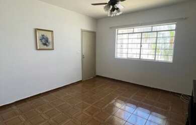 Imagem: A casa possui 3 Dormitórios, 1 Banheiro, 1 Vaga na garagem