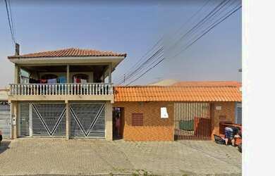 Imagem: A casa possui 3 Dormitórios, 3 Banheiros, 2 Vagas na garagem