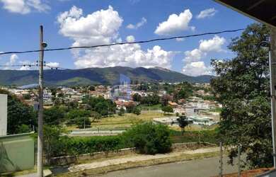Imagem: A casa possui 3 Dormitórios, 1 Banheiro, 4 Vagas na garagem