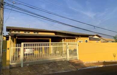 Imagem: A casa em condomínio possui 4 Dormitórios, 5 Banheiros, 4