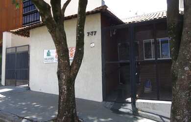 Imagem: A casa possui 4 Dormitórios, 3 Banheiros, 2 Vagas na garagem