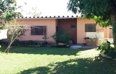 Imagem: A casa possui 1 Dormitório, 2 Banheiros, 2 Vagas na garagem