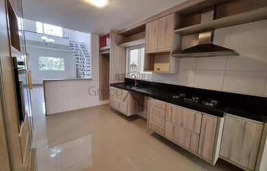 Imagem: A casa em condomínio possui 3 Dormitórios, 3 Banheiros, 4