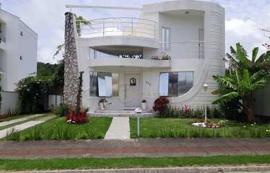 Imagem: A casa possui 3 Dormitórios, 2 Banheiros, 4 Vagas na garagem