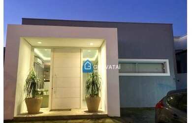 Imagem: A casa possui 3 Dormitórios, 2 Banheiros, 2 Vagas na garagem