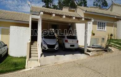 Imagem: A casa possui 2 Dormitórios, 1 Banheiro, 2 Vagas na garagem