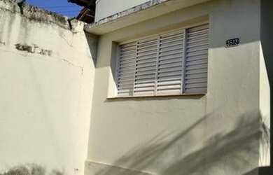 Imagem: A casa possui 3 Dormitórios, 2 Banheiros, 1 Vaga na garagem