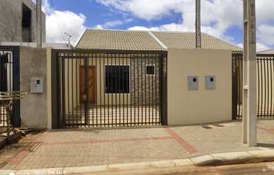 Imagem: A casa possui 2 Dormitórios, 2 Banheiros, 2 Vagas na garagem