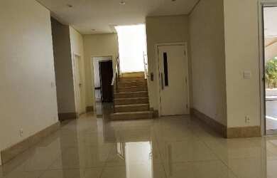 Imagem: A casa possui 4 Dormitórios, 5 Banheiros, 4 Vagas na garagem