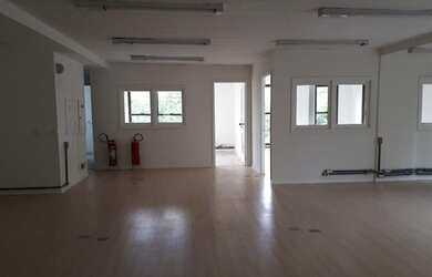 Imagem: O depósito possui 1 Vaga na garagem, 180m² de Área e está