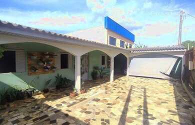 Imagem: A casa possui 3 Dormitórios, 2 Banheiros, 1 Vaga na garagem