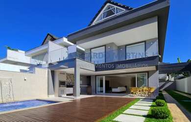 Imagem: A casa em condomínio possui 4 Dormitórios, 5 Banheiros, 5