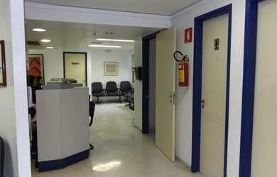 Imagem: O depósito possui 5 Vagas na garagem, 232m² de Área e está