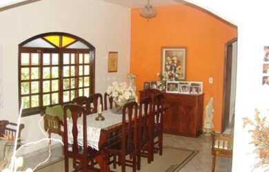 Imagem: A casa possui 3 Dormitórios, 1 Banheiro, 3 Vagas na garagem