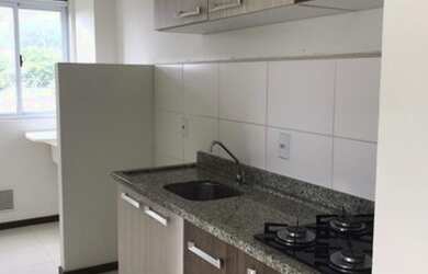 Imagem: O apartamento possui 2 Dormitórios, 1 Banheiro, 1 Vaga na garagem