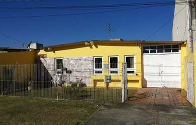 Imagem: A casa possui 4 Dormitórios, 3 Banheiros, 350m² de Área