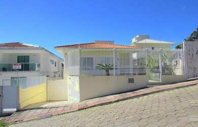 Imagem: A casa possui 3 Dormitórios, 3 Banheiros, 4 Vagas na garagem