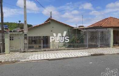 Imagem: A casa possui 3 Dormitórios, 2 Banheiros, 1 Vaga na garagem